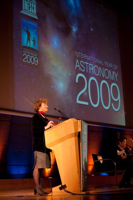 La Presidenta de la Unión Astronómica Internacional abre el Año Internacional de la Astronomía en la UNESCO.