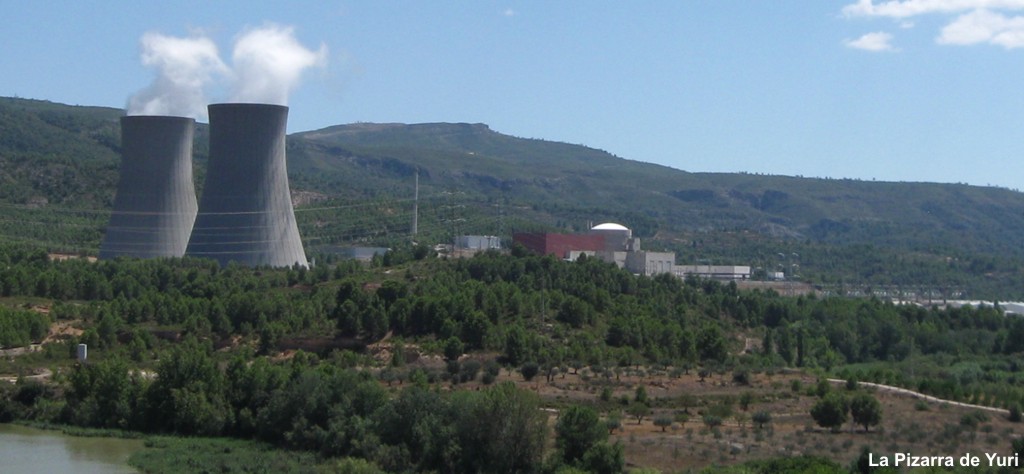 La central nuclear de Cofrentes vista desde el pueblo. Foto de la Pizarra de Yuri.