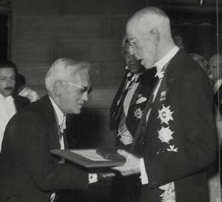 Sir Alexander Fleming recogiendo el premio Nobel.