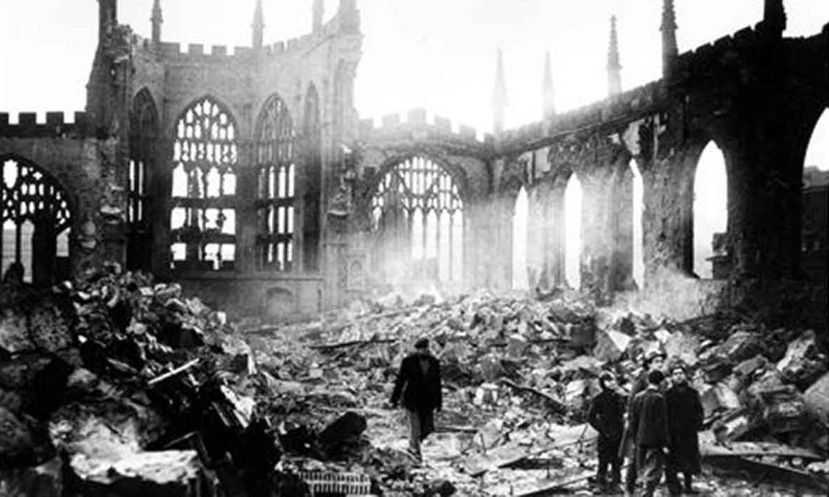 La catedral de Coventry tras el bombardeo.