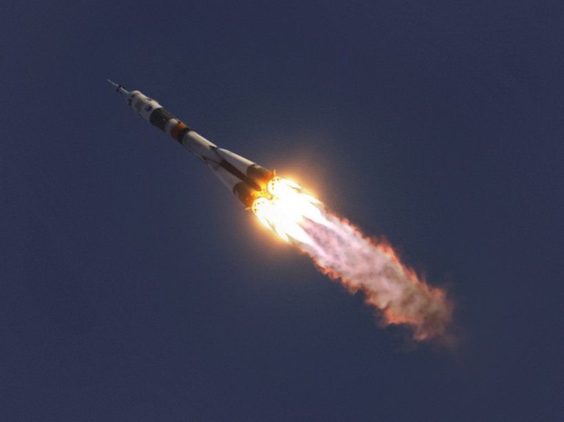 Un cohete Soyuz se aleja hacia el espacio por el interior de la atmósfera terrestre.