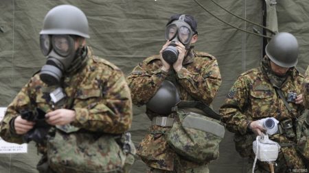 Soldados japoneses se protegen con máscaras para entrar a la zona afectada por los accidentes nucleares de Fukushima. Imagen: Reuters/Público.