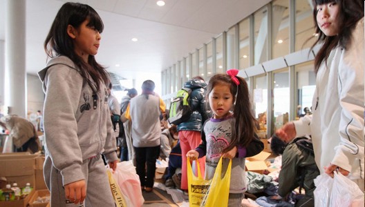 Una niña y dos muchachas evacuadas de Futaba, la localidad más próxima a Fukushima I, durante su estancia en el estadio de Saitama.