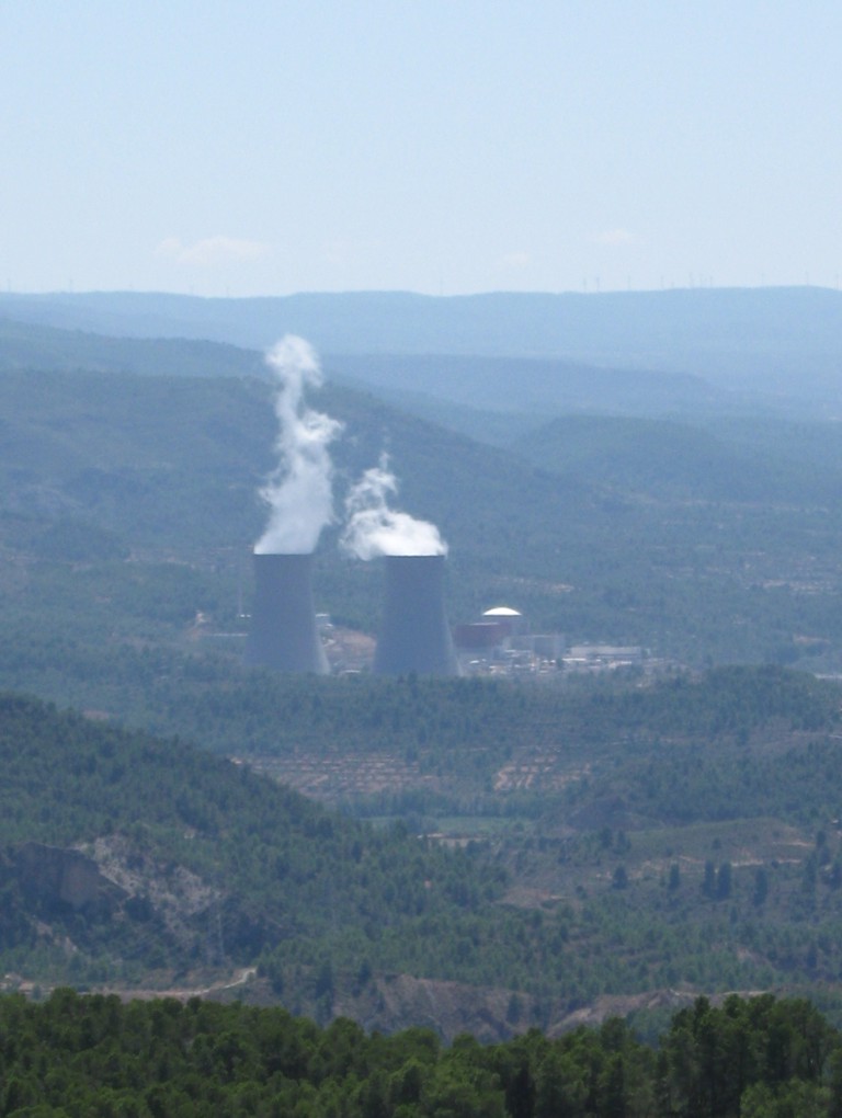 La central nuclear de Cofrentes, vista desde la lejanía (Clic para ampliar)