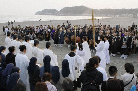 Sintoístas, budistas y cristianos oran para apaciguar al mar en Japón.