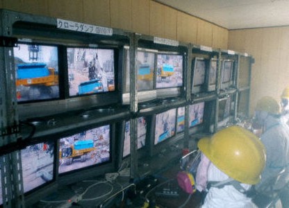 Trabajadores monitorizando maquinaria a control remoto en Fukushima I.