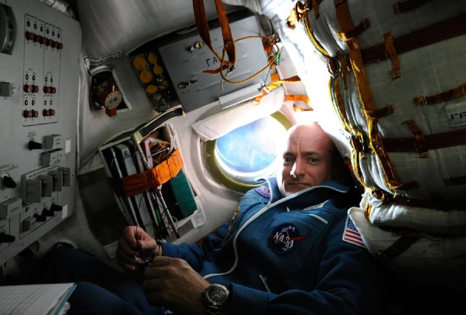 El astronauta norteamericano Scott Kelly en la Soyuz TMA-01M, camino de la Estación Espacial Internacional. Estados Unidos pagó 56 millones de dólares por ese asiento y en 2014 pagará 63. Foto: NASA. (Clic para ampliar)