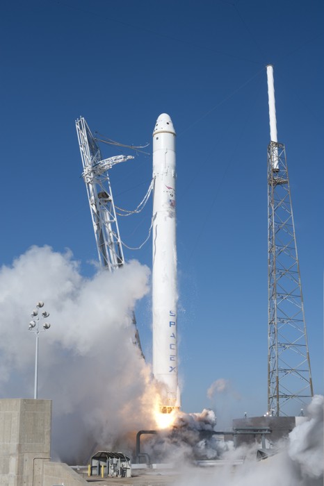 Lanzamiento con éxito de un prototipo de nave espacial Dragon con el cohete Falcon-9, ambos de desarrollo privado, el 8 de diciembre de 2010. Foto: NASA.