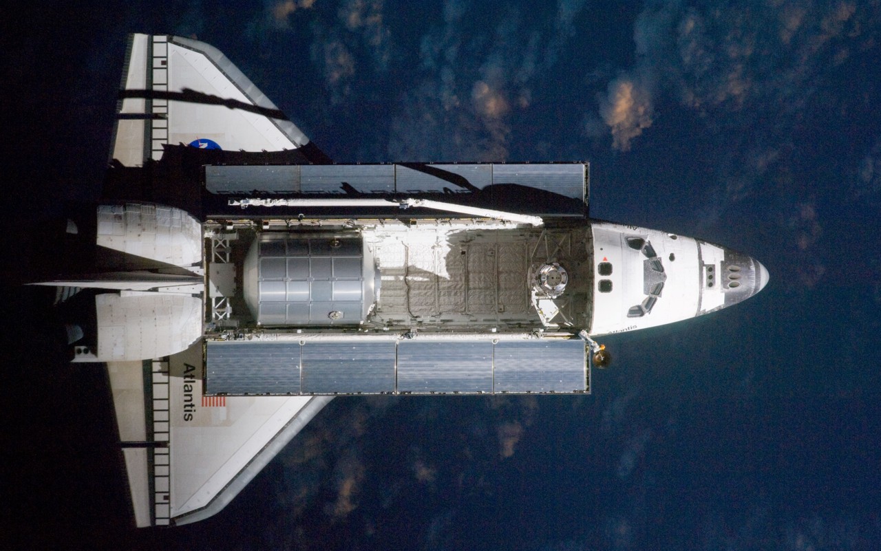 El Atlantis, en su misión STS-135 y última de los transbordadores espaciales estadounidenses, se dispone a ensamblarse con la Estación Espacial Internacional el 10 de julio de 2011. Foto: NASA.