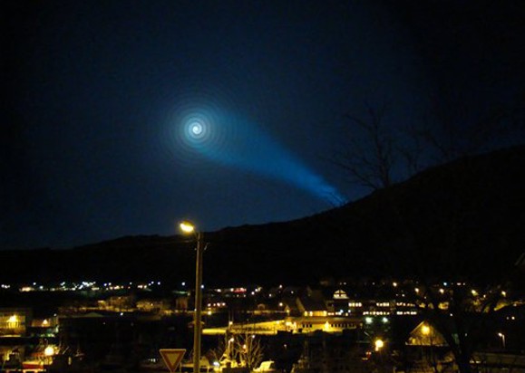 En 2009 despertó gran interés esta luz espiral avistada sobre Noruega. Resultó ser una prueba fallida de un SLBM ruso RSM-56 Bulava.