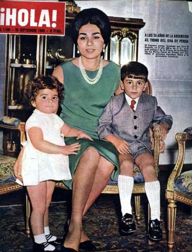 Farah Diba, esposa del Shá de Irán, se convirtió en un icono pop a través de la prensa del corazón. En la imagen, el Hola nº 1100.
