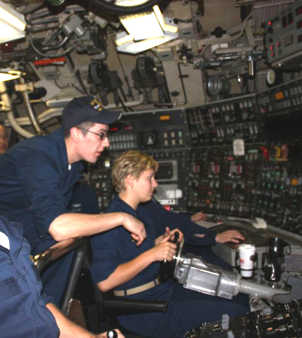 Guardiamarina aprendiendo a pilotar el submarino USS West Virginia de la Clase Ohio, Armada de los Estados Unidos