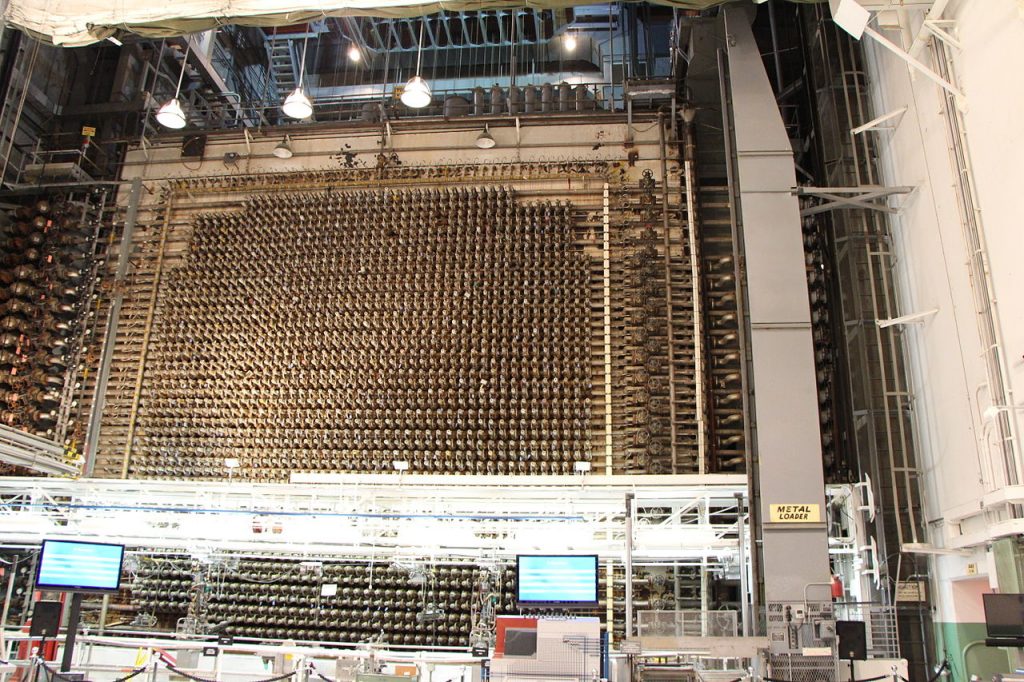 Cara frontal del reactor B de Hanford (estado de Washington, EEUU). Imagen: Ryan Adams vía Wikimedia Commons.