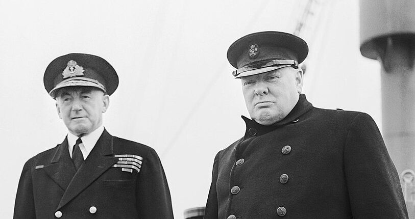 El almirante Pound con Winston Churchill. (Fotografía de Ltd. H.W. Tomlin RN, Imperial War Museum, en el dominio público.)