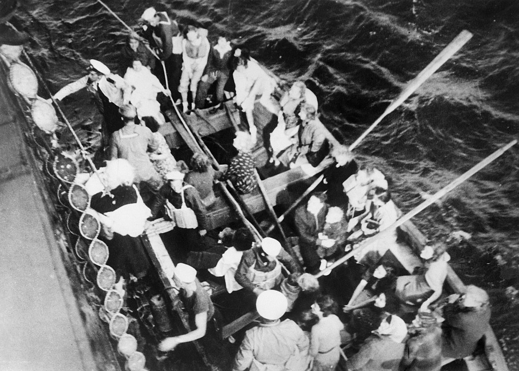 Pasaje y tripulación abandonando el Athenia; no obstante, 118 personas perecieron incluyendo a la niña canadiense Margaret Hayworth, que se convirtió en una cause célèbre para fomentar la entrada de Norteamérica en la guerra. Imagen: Royal Navy / Wikimedia Commons.