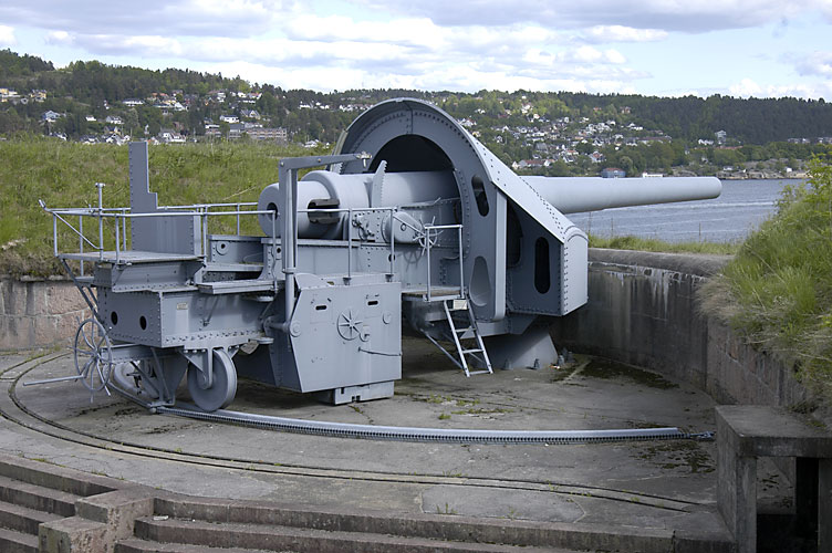 Una pieza de artillería costera de 280 mm en la fortaleza de Oscarborg (Noruega), preservada como exhibición histórica. Imagen: Wikimedia Commons.