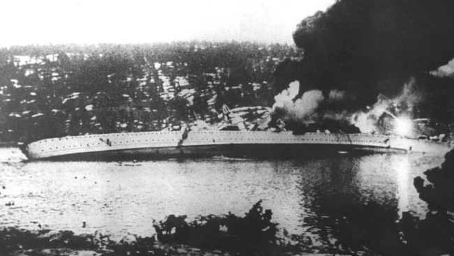 Durante la batalla del fiordo de Oslo (Noruega), el crucero pesado nazi Blücher se hunde en la mañana del 9 de abril de 1940. Imagen: Wikimedia Commons.