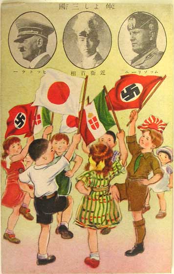 Tarjeta postal infantil de 1938 celebrando el Pacto Tripartito. En las fotografías, de izda. a dcha., vemos a Hitler, el Primer Ministro japonés Konoe y Mussolini. Imagen: Wikimedia Commons.