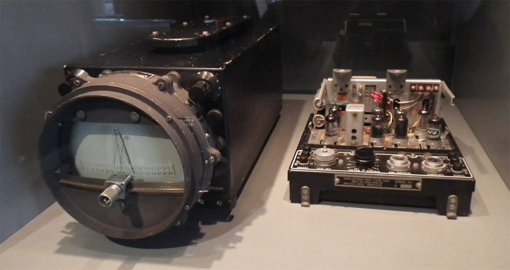 Un detector antisubmarino ASDIC británico de 1944, que en EE.UU. rebautizaron como SONAR, en el Deutsches Technikmuseum de Berlin. Imagen: Wikimedia Commons.