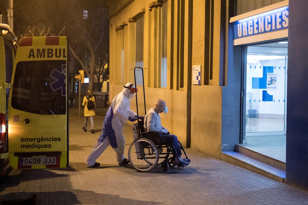 Un sanitario transporta a una persona a las urgencias del Hospital Dos de Maig, en Barcelona. EFE/Marta Pérez