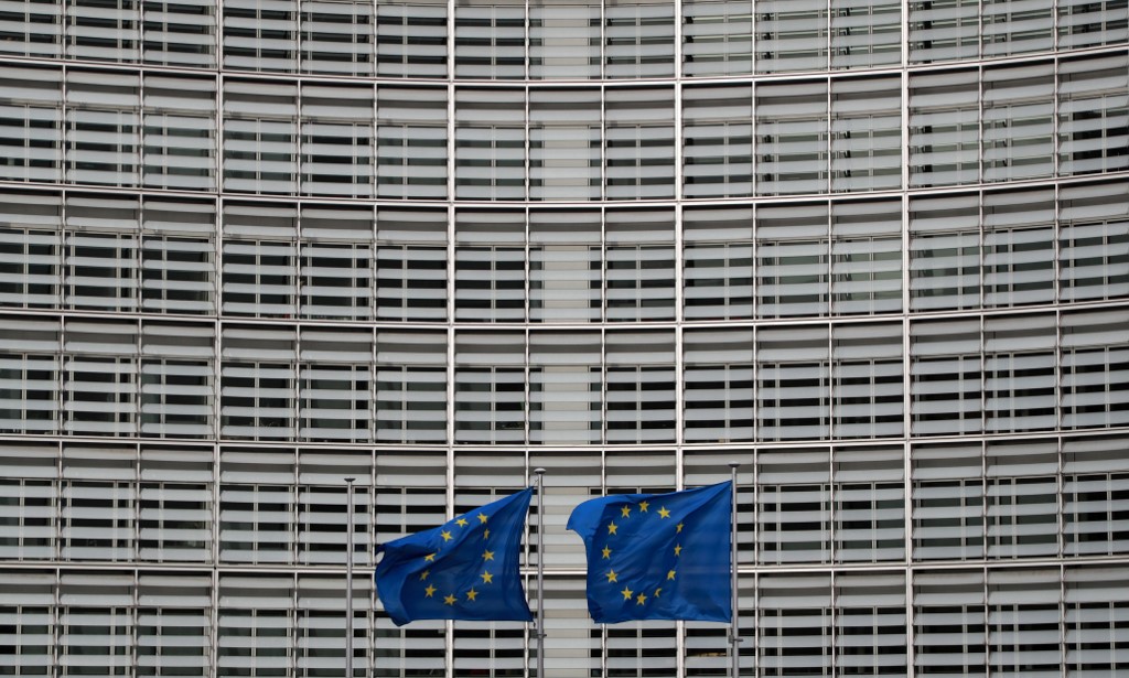 Banderas de la UE delante del edificio de la Comisión Europea, en Bruselas. AFP/Ludovic Marin