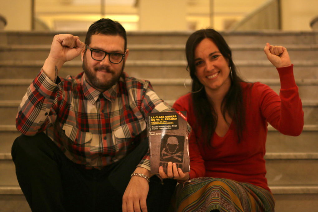 Arantxa Tirado, politóloga, con Nega y el libro que han escrito juntos 'La clase obrera no va al paraíso'. Foto: JAVIER CRUZ