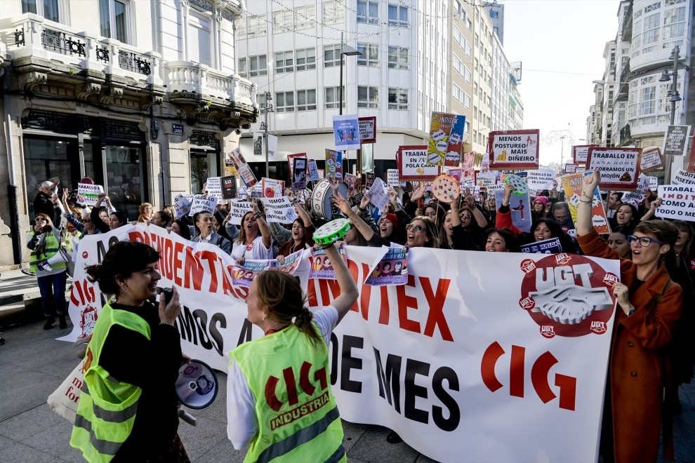 Varias trabajadoras se manifiestan durante la jornada de huelga de las tiendas de Inditex en A Coruña, a 25 de noviembre de 2022. -M. Dylan / Europa Press