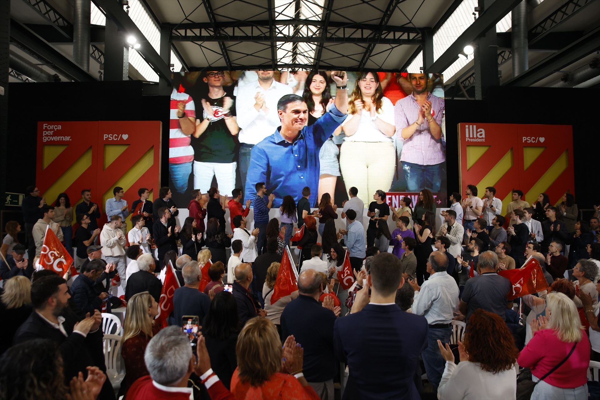 Decenas de personas aplauden a una imagen del presidente del Gobierno, Pedro Sánchez, durante el acto del PSC de inicio de campaña, en Fira Sabadell, a 25 de abril de 2024, en Barcelona, Catalunya (España).- Kike Rincón / Europa Press