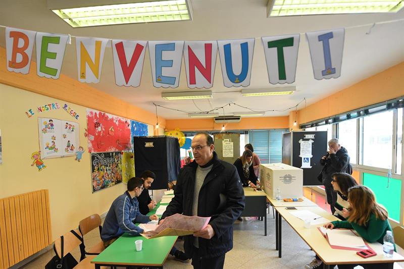 Un cartel que dice "Bienvenido" en el aula de un colegio electoral en la localidad de Pomigliano d'Arco, cerca de Nápoles. EFE / EPA / CIRO FUSCO