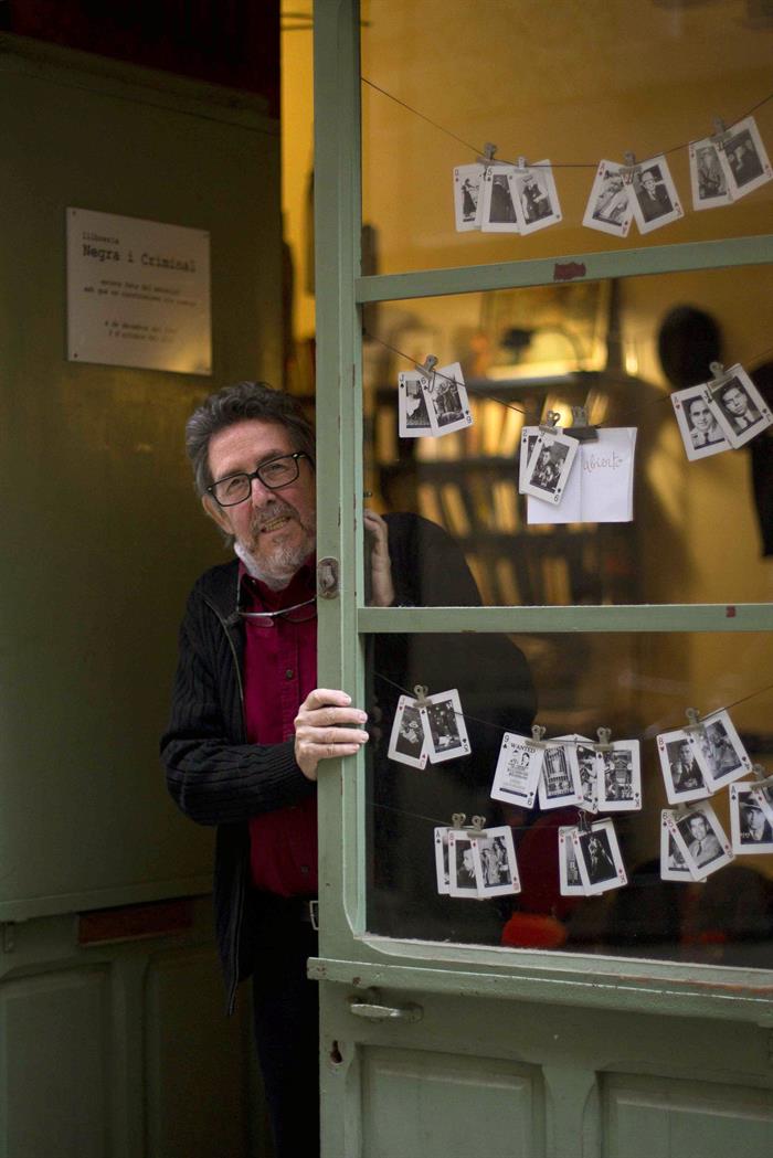 Fotografía de noviembre de 2016, del librero valenciano Paco Camarasa, que impulsó la novela negra en Barcelona con su legendaria librería Negra y Criminal. EFE/Marta Pérez