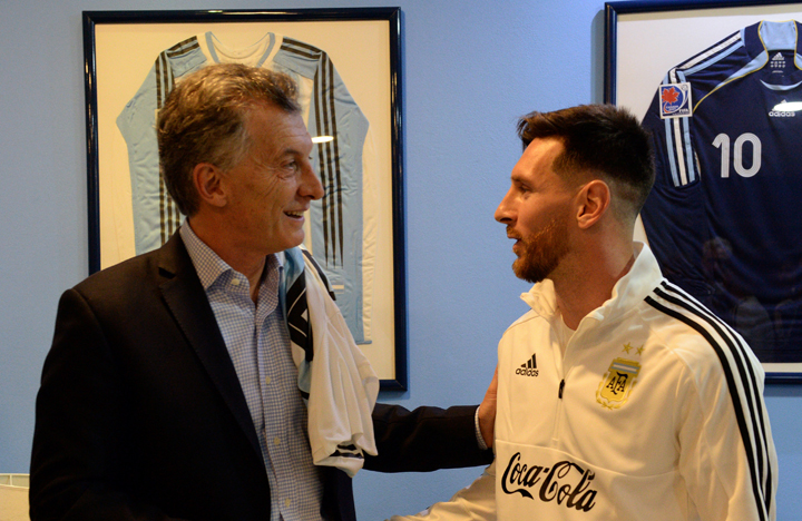 El presidente argentino Mauricio Macri con el futbolista Lionel Messi, antes de la salida de la selección albiceleste a Rusia para participar en el Mundial de fútbol. REUTERS