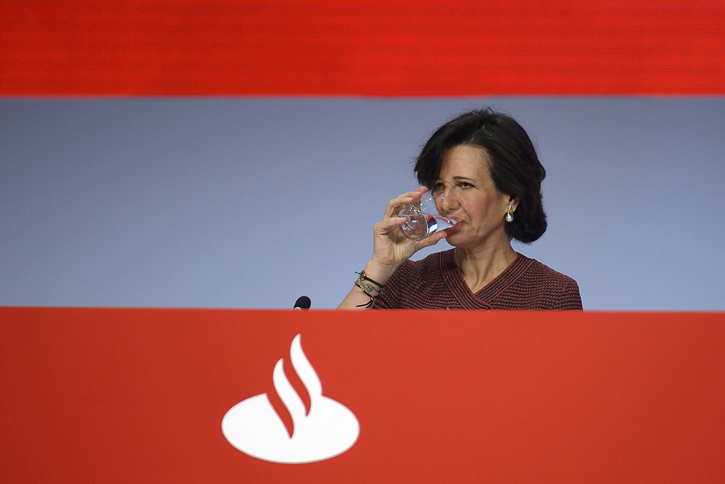 La presidenta del Banco Santander, Ana Botín, durante una junta de accionistas de la entidad. EFE/Pedro Puente Hoyos