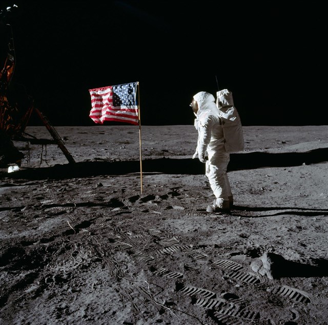 Buzz Aldrin ante la bandera de EE UU plantada en la superficie lunar. Foto: Wikipedia