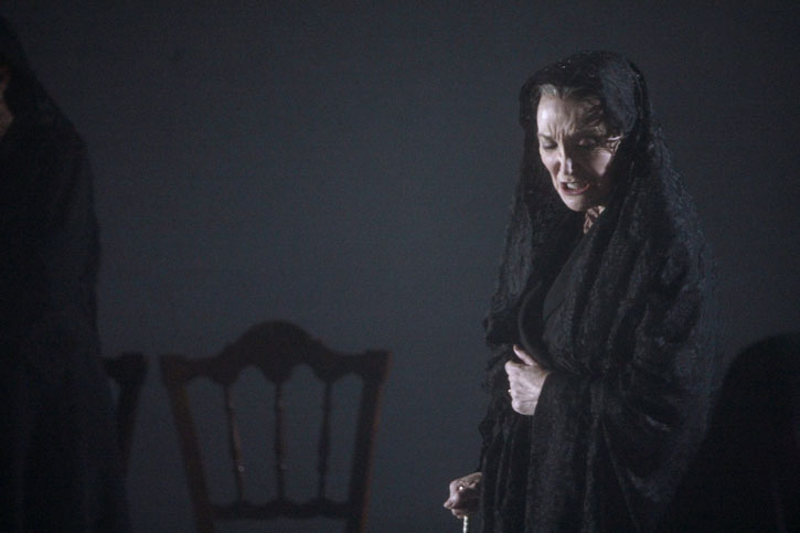 La actriz Nuria Espert durante la obra 'La casa de Bernarda Alba', de Federico García Lorca, dirigida por Lluis Pascual . EFE