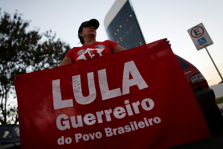 Un seguidor del expresidente brasileño Luiz Inacio Lula da Silva, en una protesta reclamando su libertad,, frente la Corte Electoral, en Brasilia. REUTERS/Adriano Machado