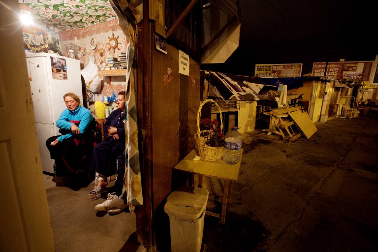 Mujeres en un poblado pobre en Santa Cruz de Tenerife. AFP/Desiree Martín