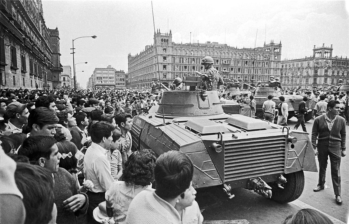 Vehículos blindados en el Zócalo en la Ciudad de México en 1968.