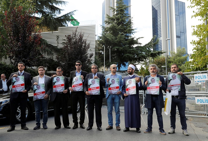 Manifestantes frente a al consulado de Arabia Saudi en Estambul sostiene fotos del periodista disidente Jamal Khashoggi. REUTERS/Osman Orsal