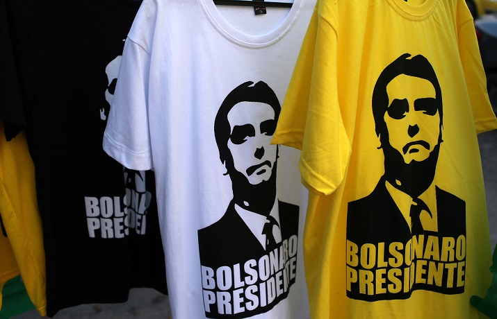 Camisetas con la imagen del candidato de ultraderecha a la presidencia de Brasil Jair Bolsonaro, en un bloque de viviendas en Rio de Janeiro. REUTERS/Sergio Moraes