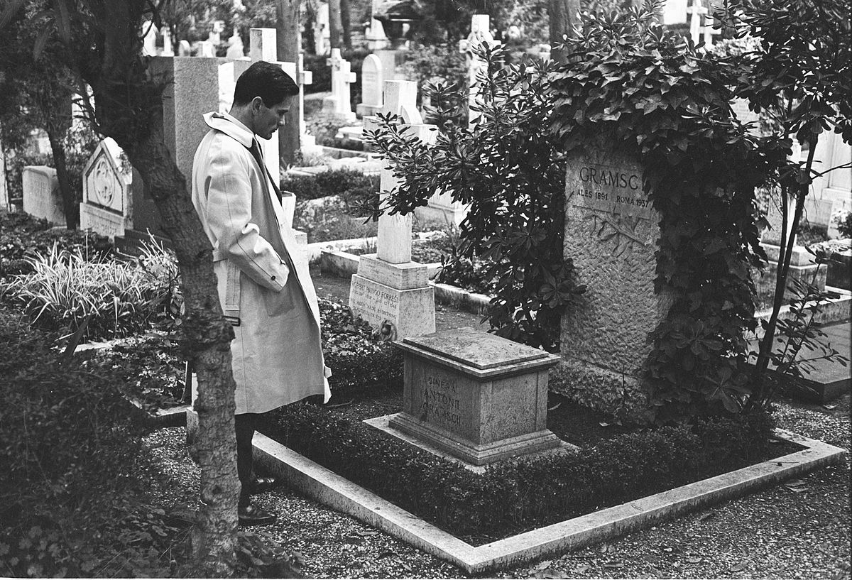 Pier Paolo Pasolini frente a la tumba de Antonio Gramsci.