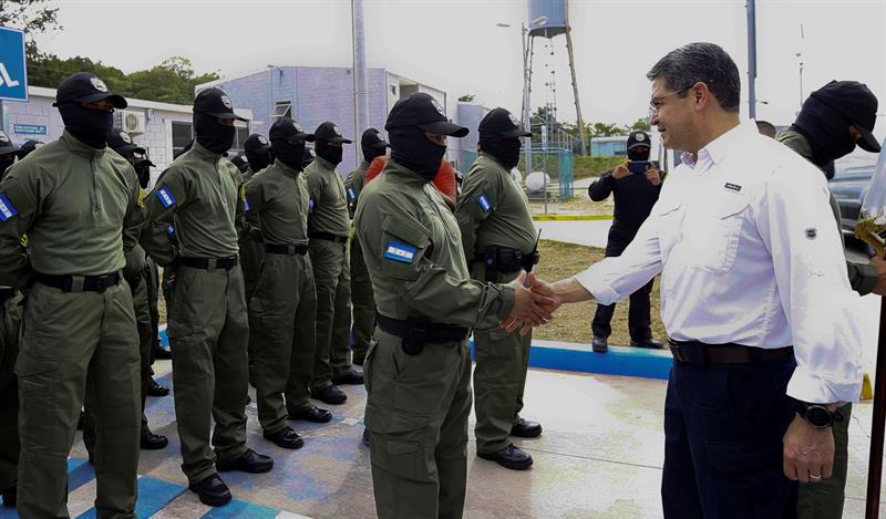 El presidente de Honduras, Juan Orlando Hernández, visita la cárcel para reos de alta peligrosidad conocida como El Pozo. EFE/Casa Presidencial