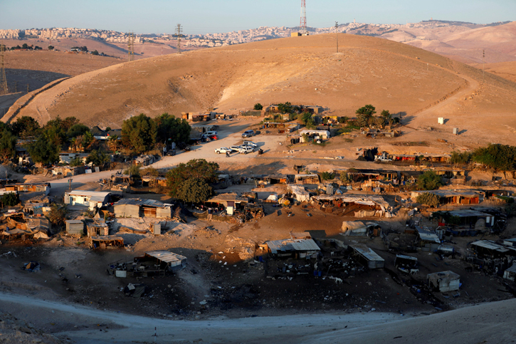 Vista general de la aldea beduina palestina de Khan al-Ahmar , en la Cisjordania ocupada. REUTERS / Mohamad Torokman