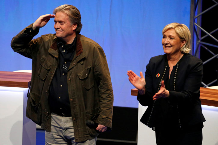 El exjefe de campaña de Donald Trump. Steve Bannon, con la líder ultraderechista francesa Marine Le Pen. REUTERS/Pascal Rossignol