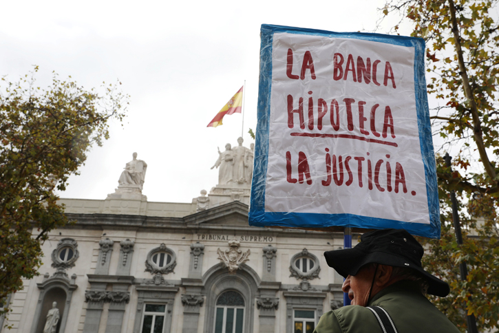 Protesta frente al Tribunal Supremo por la sentencia sobre el impuesto de las hipotecas. REUTERS/Susana Vera