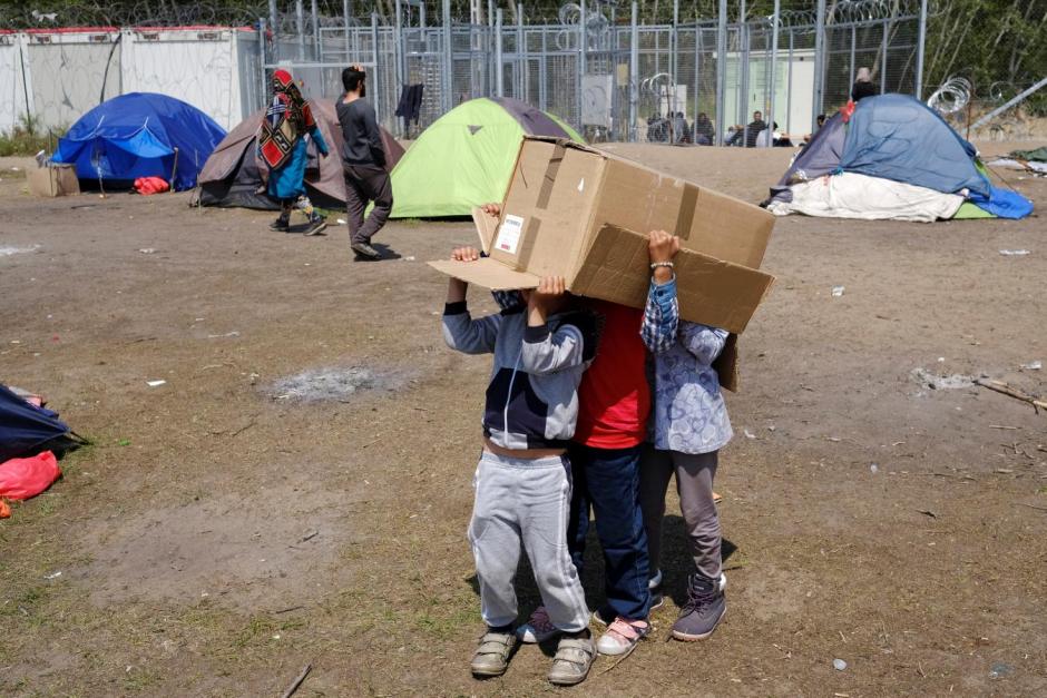 Niños migrantes juegan en un campamento de refugiados en la frontera entre Serbia y Hungría. REUTERS/Marko Djurica