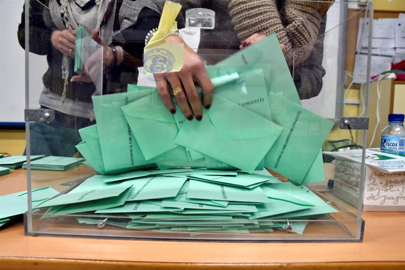 Recogen papeletas de una de las urnas del colegio electoral de Ciavieja, en el municipio almeriense de El Ejido. EFE/Carlos Barba