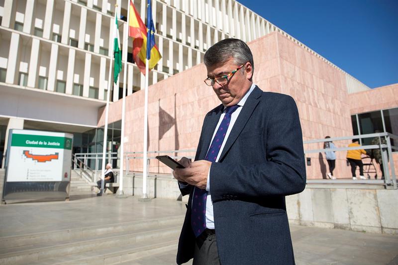 El abogado de cuatro de los acusados en el caso de La Manada, Agustín Martínez Becerra, posa junto a la Ciudad de la Justicia de Málaga. EFE/Daniel Pérez