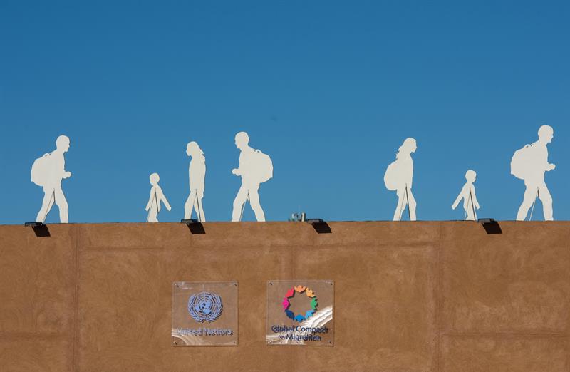 Varias siluetas de personas que representan migrantes se observan junto al lugar de la conferencia intergubernamental de la ONU sobre inmigración organizada en la ciudad marroquí de Marrakech. EFE/ Jalal Morchidi