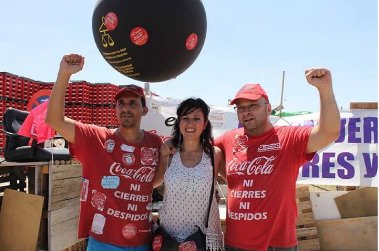 La diputada autonómica Elena Sevillano con trabajadores de CocaColaEnLucha