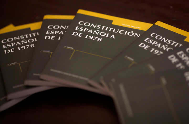 Ejemplares de la Constitucion española en una librería en Málaga. REUTERS/Jon Nazca